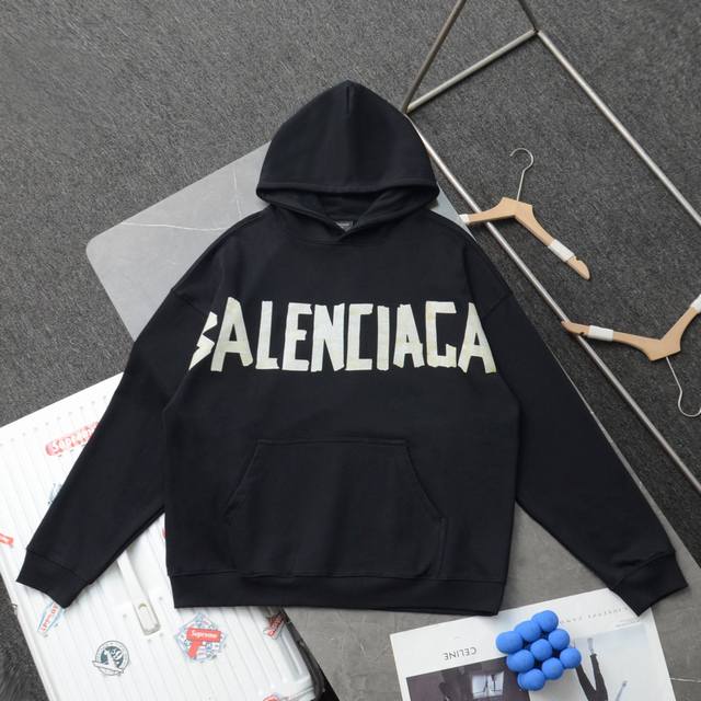 上新 顶级复刻 高端定制 - Balenciaga 巴黎世家 新款黄色胶带印花logo连帽卫衣帽衫 - 款号：62356 - 颜色：黑色 - 购入原版开模打造，