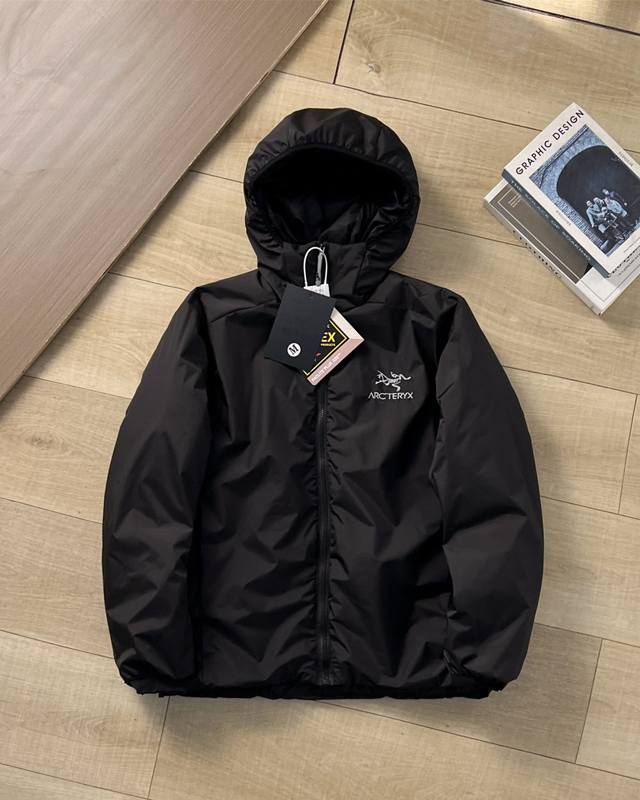 Arcteryx 始祖鸟阿童木保暖刺绣棉服 七色可选，满足你的个性需求。独特的三防面料，防风、防水、防污，让你无畏恶劣天气，从容出行。 刺绣logo Gore