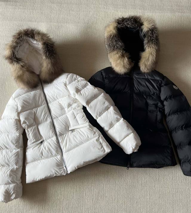 顶级品质 有腰带 Moncler 蒙口 的 Boedic 毛领连帽拉链短款外套收腰羽绒服女款 - 毛领设计：配有奢华的毛领，狐狸毛领，不仅增加了保暖性，还提升了