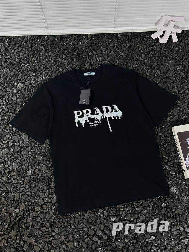 普拉达 Prada 24Ss夏季新款溶化字母logo短袖t恤情侣款 - 热度款tee！潮男潮女必备单品！可随意穿搭！对色对位直喷工艺！图案呈现出来立体感效果非常