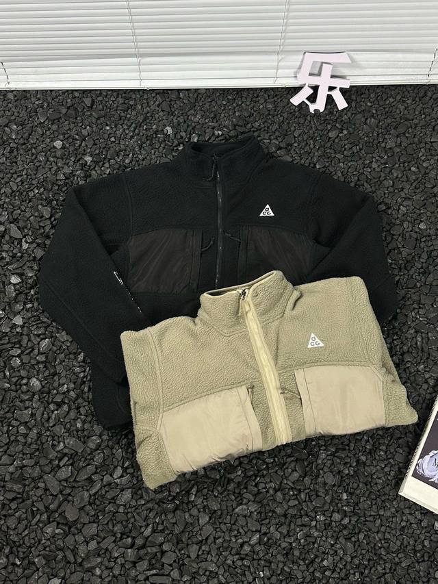 Acg 秋冬新品 刺绣logo 拉链口袋摇粒绒保暖拉链夹克外套男女款 - 摇粒绒复合面料 防风保暖御寒 胸口后摆袖子刺绣logo 胸口拉链口袋尼龙面料拼接 两侧