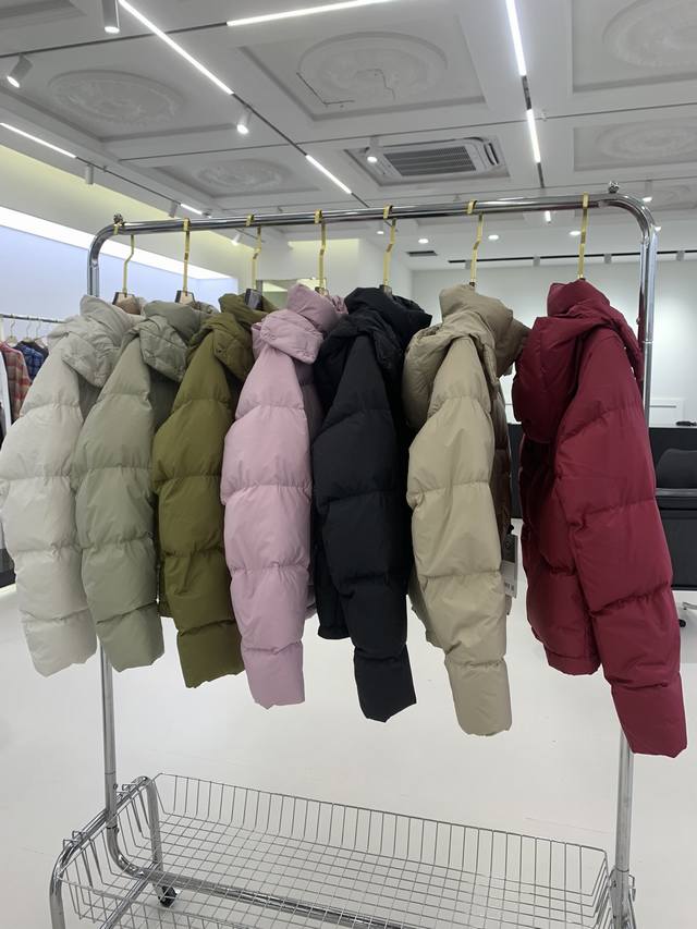 Lululemon四格羽绒服 供货 尺码：4-6-8 颜色：棕色 白色 绿色 黑色 粉色 Softmattetm面料可挡风，不易被水沾湿600蓬松度鹅绒填充，轻