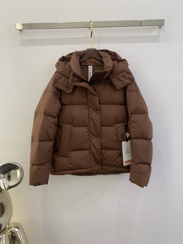 Lululemon 5格羽绒服 尺码：4-6-8-10 颜色：棕色 白色 绿色 黑色 粉色 Softmattetm面料可挡风，不易被水沾湿600蓬松度鹅绒填充，