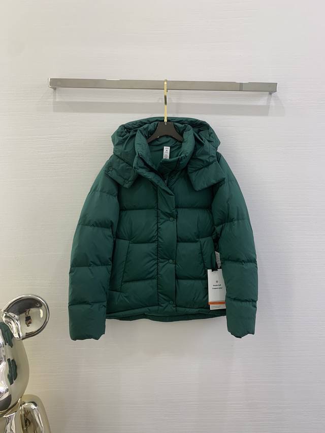 Lululemon 5格羽绒服 尺码：4-6-8-10 颜色：棕色 白色 绿色 黑色 粉色 Softmattetm面料可挡风，不易被水沾湿600蓬松度鹅绒填充，