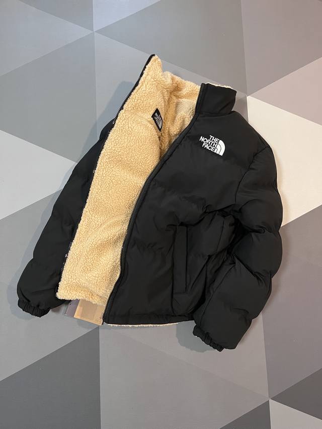 很厚实 很保暖 The North Face 北面羊羔绒双面穿棉服外套，一衣两穿，非常实用。情侣搭配炸街必备单品，反面梭织面料防水防风，功能性非常不错的单品。