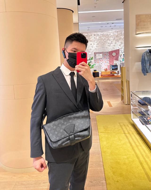 Louis Vuitton Hamac Bag 路易威登 Lv 专柜最新款男士邮差包斜挎包，Lv男士单肩包，顶级品质，配专柜折叠礼盒包装。M46685 路易威登