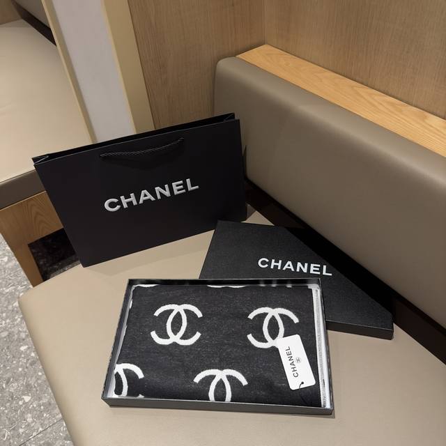 Chanel香奈儿黑白双面羊绒围巾 尺寸：68X195Cm 全套正版包装双面满幅logo专gui限量款 围起来很好看可当披肩小毯子 性价比超高秋冬必备的凹造型神