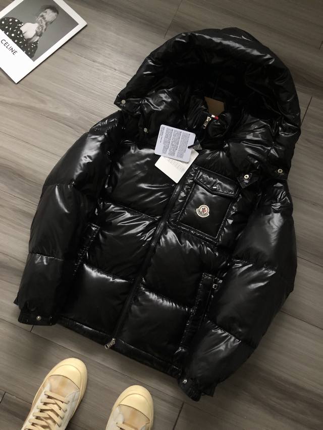 Moncler｜蒙口 Montbeliard 双拉链彩色织带胸前口袋徽标刺绣男女款羽绒服夹克外套. 帽子可拆卸 ￥￥：9999+ 得物 颜色：黑色 . 材质：4