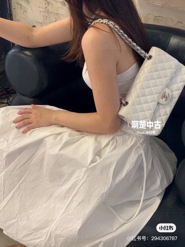 Chanel 香奈儿 Cf 鱼子酱仙女白 实足名媛范，经典的cf就是有着让人一见倾心的魅力，走到哪里都是移动的高雅标签。 纯白色散发着文雅娴淑的女神范儿，搭配银