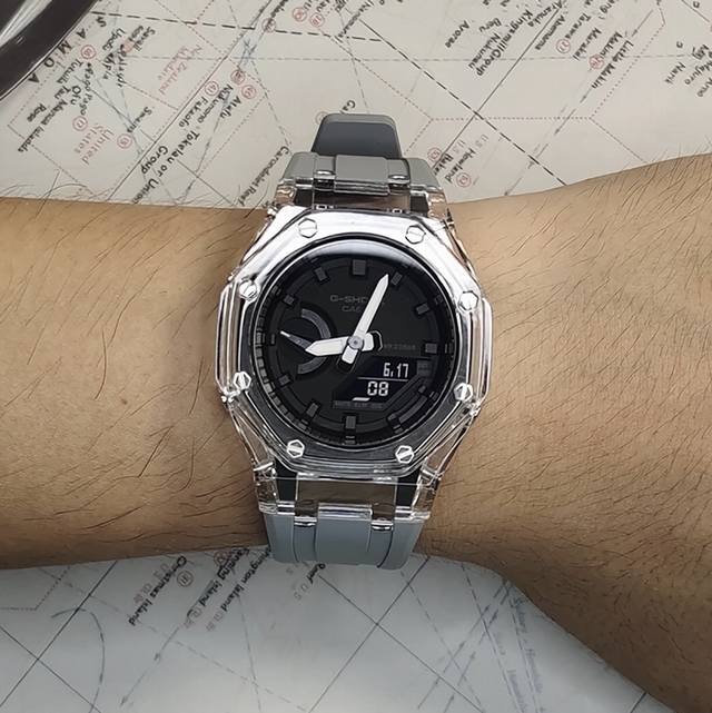 冰川灰定制款 G-Shock卡西欧ga-2100碳纤核心防护系列 超薄的极致体验！个性八角的前卫外观，打造出最具辨识度的几何美学，张扬时尚！融入碳纤维的精细树脂