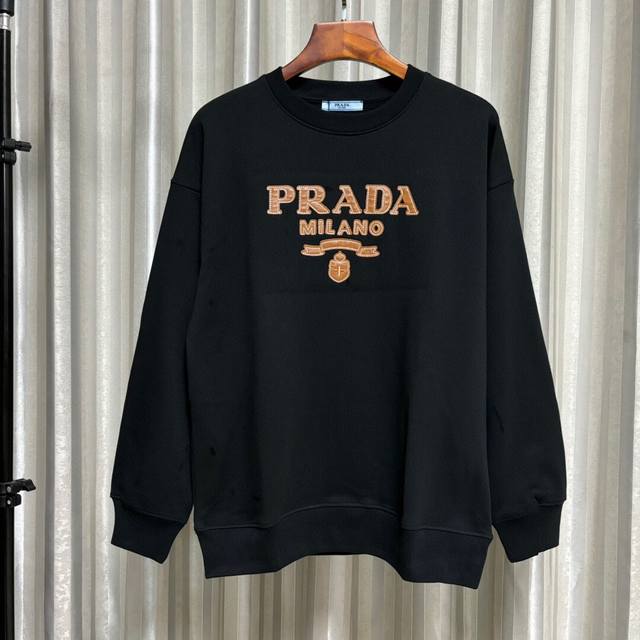 上新 高版本 Prada 普拉达 2024秋冬新款 贴皮logo刺绣 圆领卫衣打底衫男女同款 采用410G原版厚重面料 定制1:1辅料 特殊螺纹，炒鸡百搭，各路