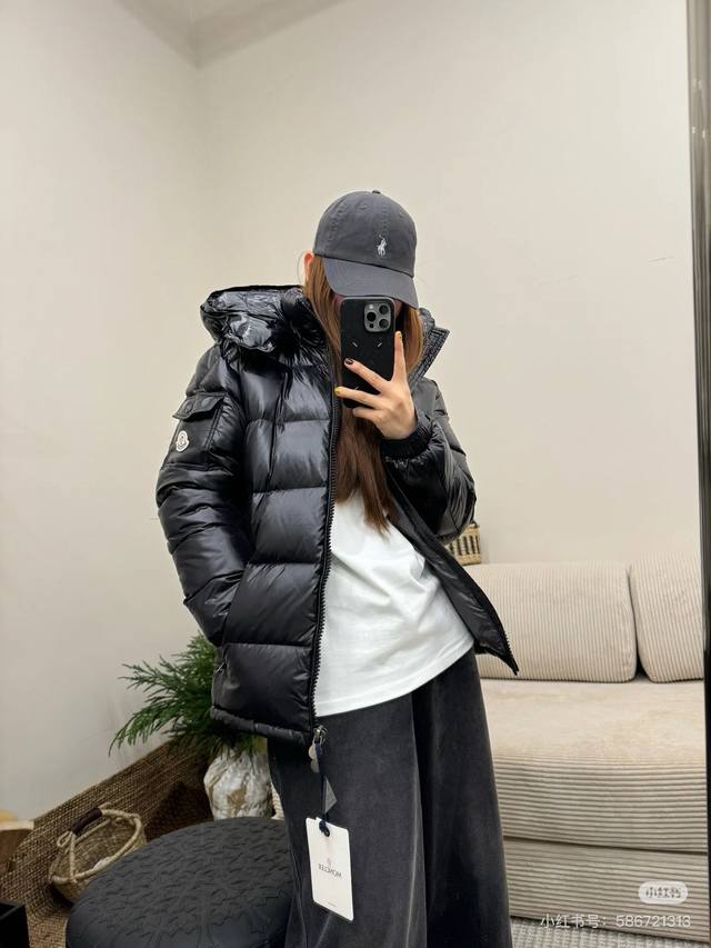 上新 ：上新！！！ 陈奕迅同款蒙口玛雅羽绒服 Moncler Maya 蒙口小标羽绒服 Moncler Maya 经典之作小标羽绒服 袖口上的口袋与小标的完美结