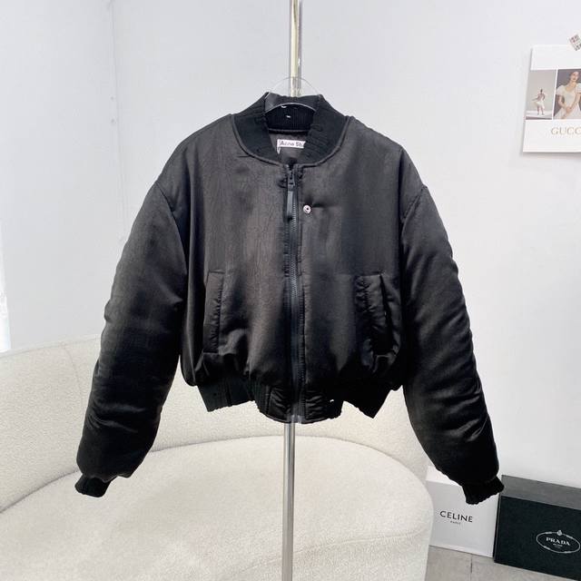 细节图 Acne Studio* 醋酸丝面布羽绒棉服 光泽感十足上身柔软舒适 内胆夹薄棉保暖效果好 棒球版型设计感十足 后背搭配同色空针刺绣 软糯丝滑 上身非常