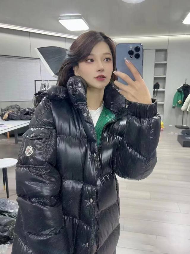 顶级加厚蒙口长款羽绒服 Moncler Fw24徽标纯色长款连帽羽绒服情侣款男女同款 Moncler 蒙口中长款带帽羽绒服外套。 Hanoverian“羽绒服”