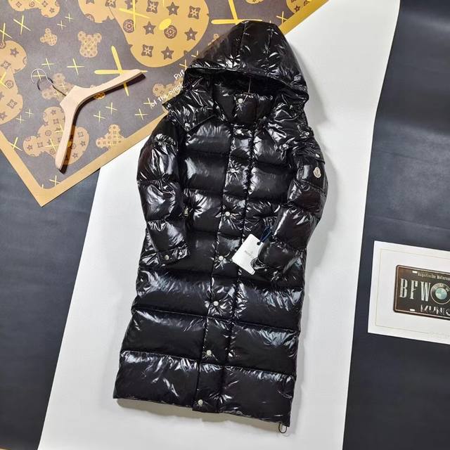 顶级加厚蒙口长款羽绒服 Moncler Fw24徽标纯色长款连帽羽绒服情侣款男女同款 Moncler 蒙口中长款带帽羽绒服外套。 Hanoverian“羽绒服”