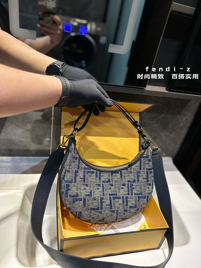 Fendi 2024 Fendigraphy半月 包j Fendi 春夏季全新fendigraphy手袋的来 咯圖期待已久 秀上就相中了这款回回画 猛的一看像饺