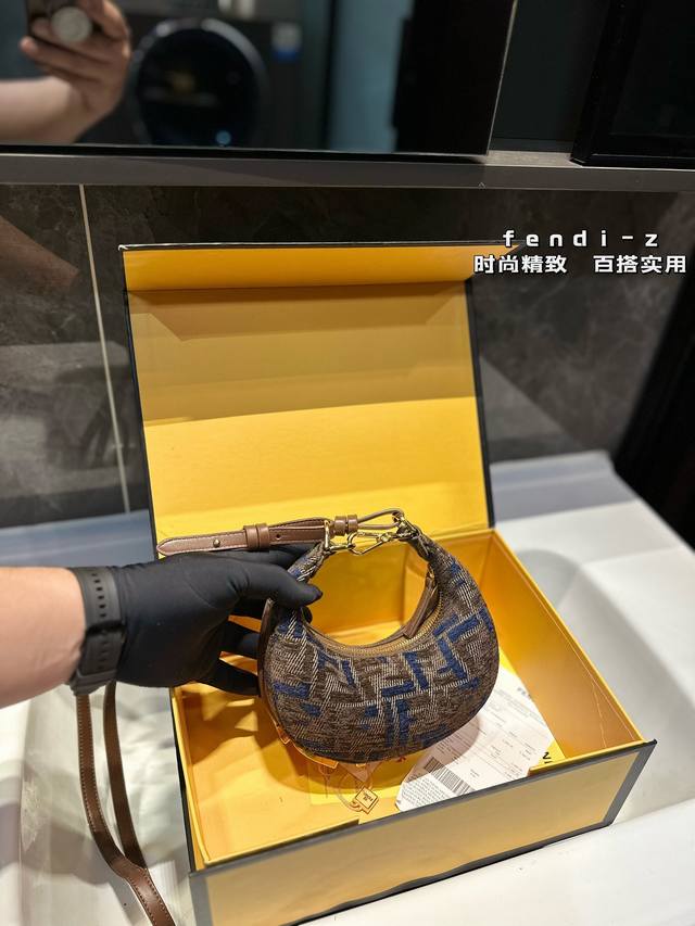 Fendi 2024 Fendigraphy半月 包j Fendi 春夏季全新fendigraphy手袋的来 咯圖期待已久 秀上就相中了这款回回画 猛的一看像饺