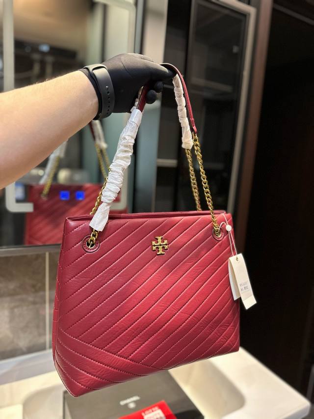 托里伯奇 Tory Burch Tb链条手提包腋下包 容量ok 完全满足日常出行需要 真的太太太 ×100遍 好看了 经典又富有新意，必须入手 H 尺寸：34C