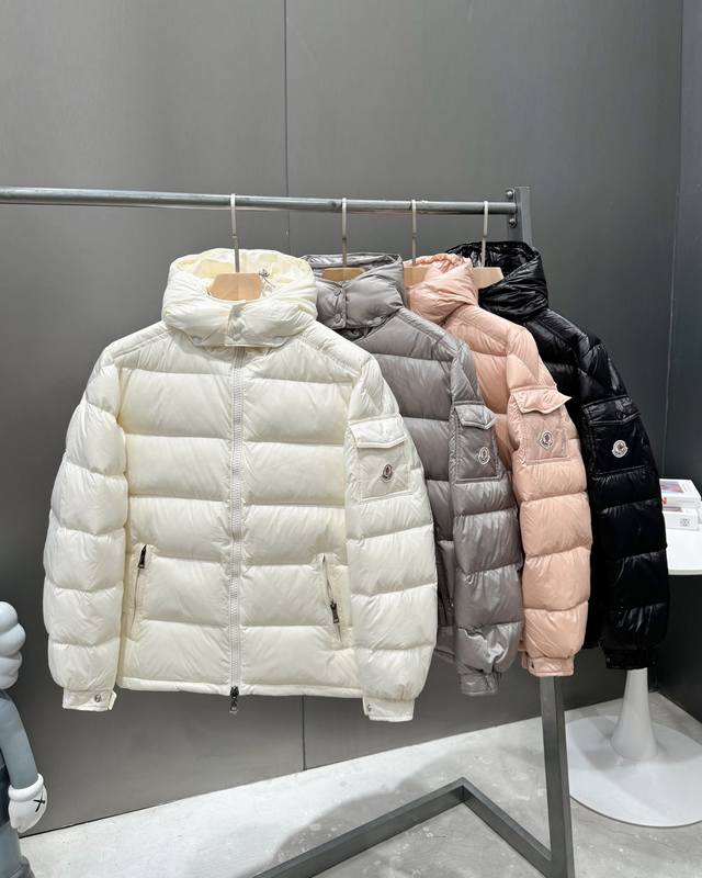 Moncler 蒙口 24Ss 新款帽沿织带连帽羽绒服 蒙家王牌尖货，镇店之宝 迟来的渠道好货好款luiro系列蒙口王牌渠道单，最经典最火爆尼龙羽绒连帽帽沿字母