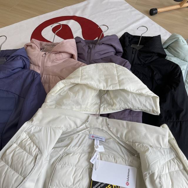 细节图 轻薄羽绒服lululemon 露露六色柠檬轻薄羽绒服女短款拼接90白鸭绒修身显瘦瑜伽外套 冬季小暖炉，实力保暖外套，小蛮腰羽绒拼接款，自带温度。前片拼接