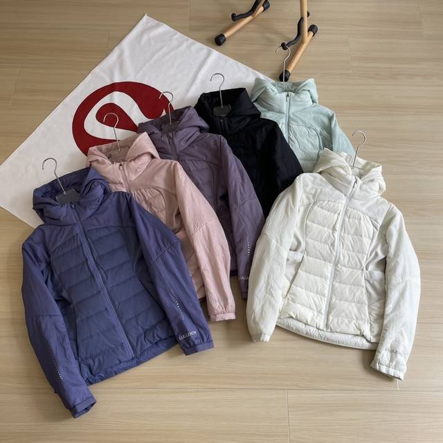 主图 轻薄羽绒服lululemon 露露六色柠檬轻薄羽绒服女短款拼接90白鸭绒修身显瘦瑜伽外套 冬季小暖炉，实力保暖外套，小蛮腰羽绒拼接款，自带温度。前片拼接是