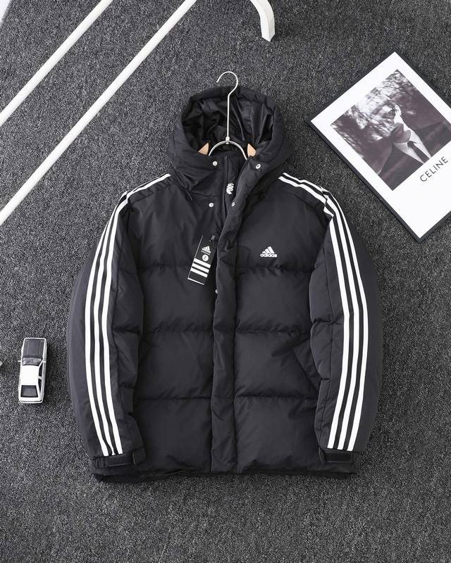 上新 Adidas 阿迪达斯24Fw 新款小标三条杠连帽羽绒服 采用原版一致高密度尼龙面料增加4级防水涂层 防风防水 内里采用双层 D胆布 大牌羽绒服专用胆布