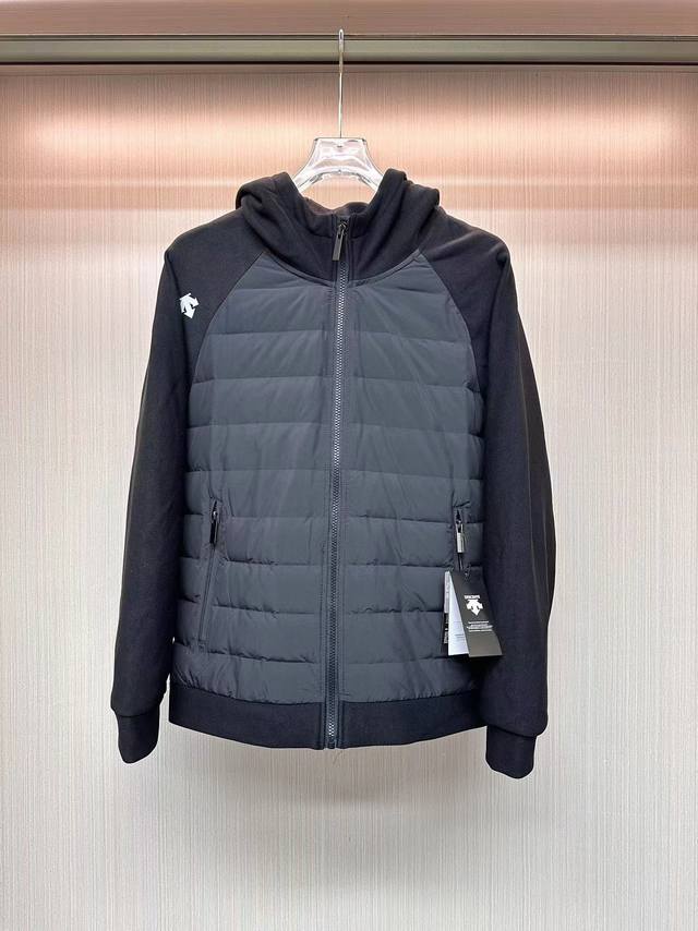 柜子同款 张译同款 达标白鸭绒 Descente 迪桑特 24冬季新品 男女同款 简约保暖连帽羽绒服外套 国标90白鸭绒填充 并设有经典长方格绗缝 确保内里羽绒