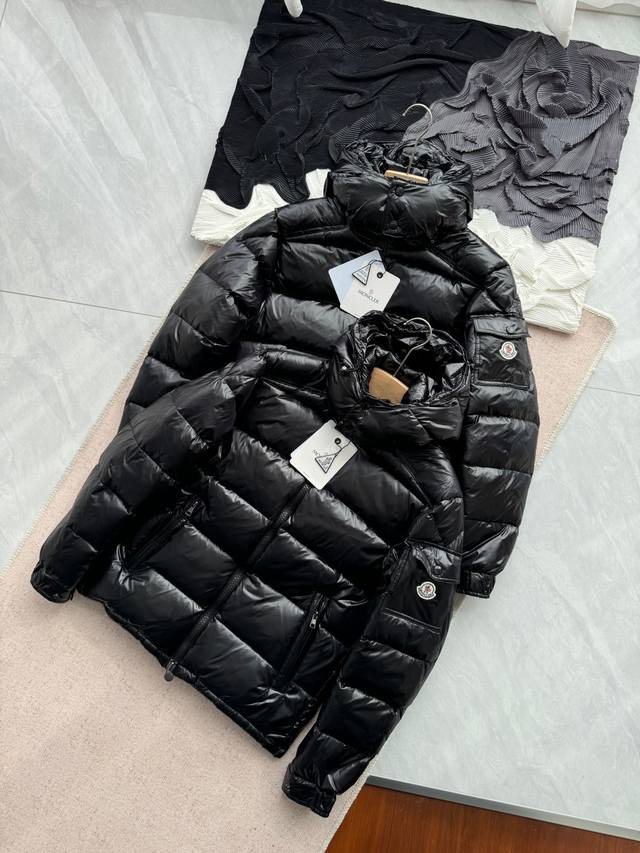 Moncler 经典款玛雅情侣款新版 哑光 配色 连帽时尚 帽子可拆卸羽绒服 高蓬松度90白鸭绒不掺假 时尚先驱者 蒙口开启。 品名；玛雅情侣羽绒服 颜色：黑色