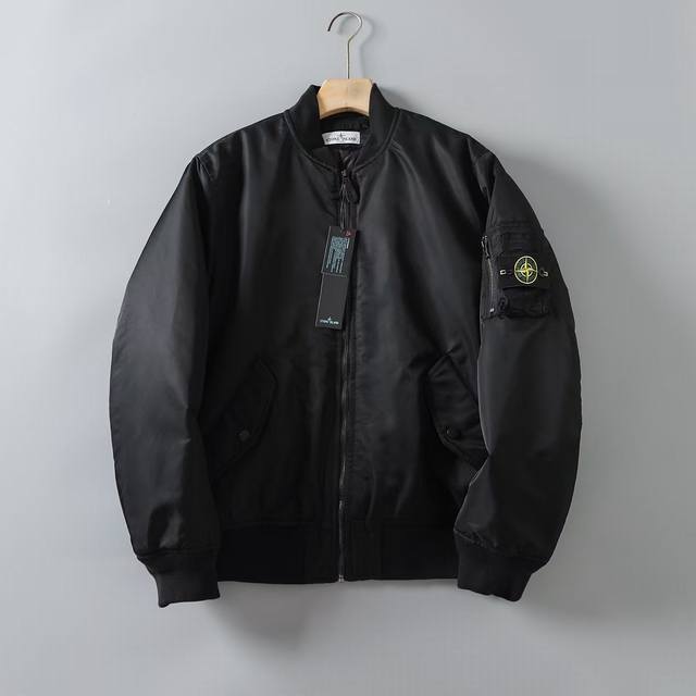 高品质 #Stone Island 石头岛 Fw24冬季经典高街羽绒棉服外套飞行服夹克棒球服 无性别款 这款是防风效果非常不错的羽绒棉服外套，仿生荷叶科技面料，