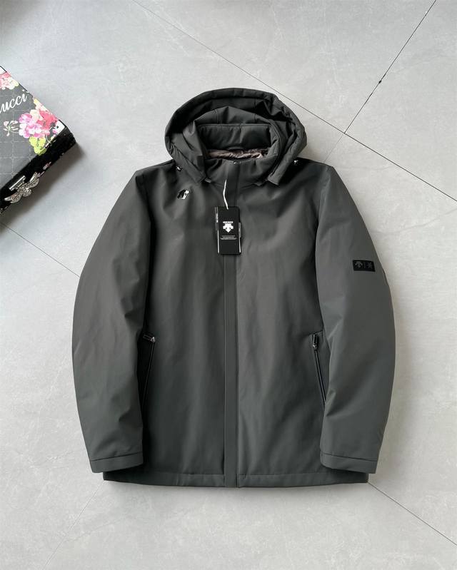 Descente 迪桑特冬季户外滑雪羽绒服男士保暖羽绒服！ 保暖性颜值并存的一款羽绒服，上身不要太好看！ 迪桑特属于高端运动品牌，这几年风靡世界，一款时装运动兼