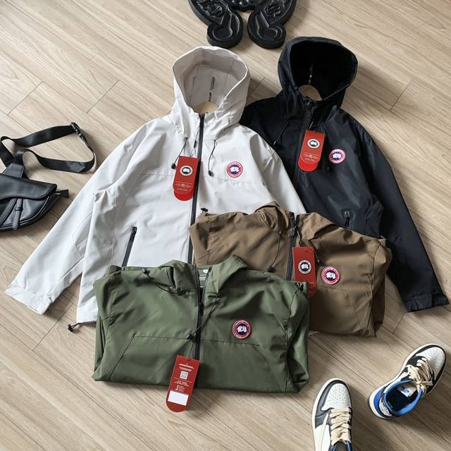 上新！ ，春季新款 Canada Goose 加拿大鹅 男女情侣款冲锋衣外套，震慑力辐射整个欧亚地区，说起canada G00Se这个牌子几乎人人皆知，这单独家