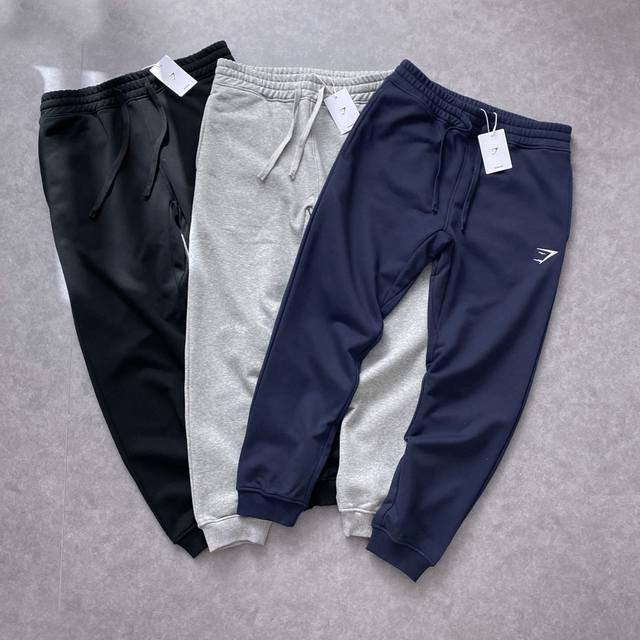 Gy鲨鱼运动休闲卫裤 Gymshark官方新品essentialjogger加绒休闲长裤，日常的百搭好穿的款式。 纯净的配色都有不同的气质感，380克拉绒面料，