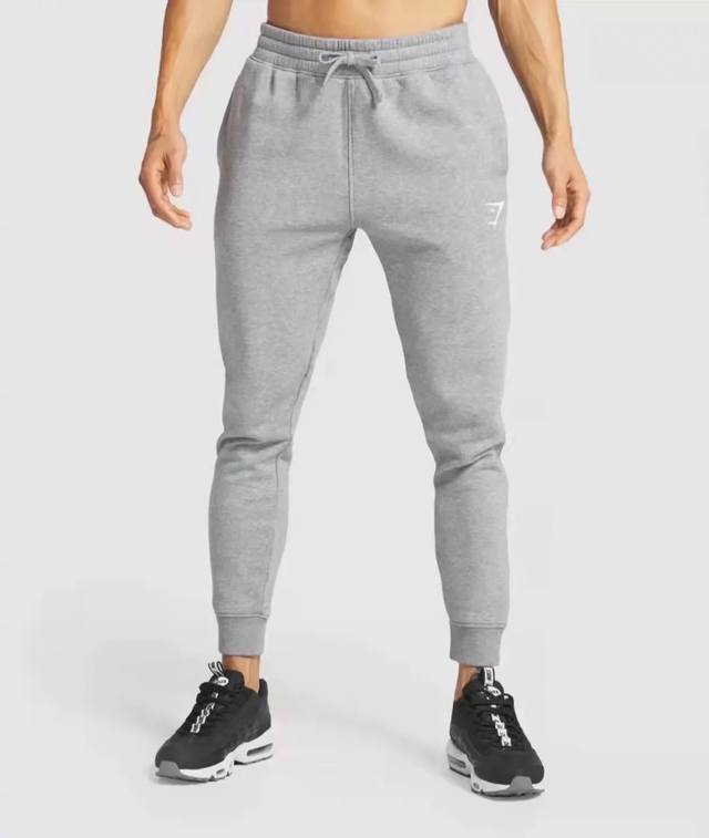 Gy鲨鱼运动休闲卫裤 Gymshark官方新品essentialjogger加绒休闲长裤，日常的百搭好穿的款式。 纯净的配色都有不同的气质感，380克拉绒面料，