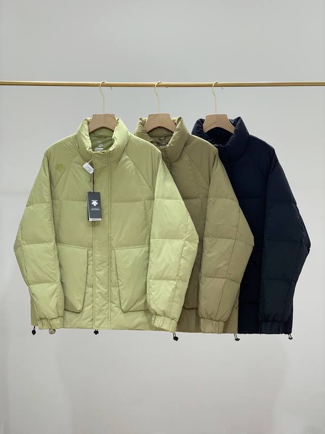 Descente 迪桑特冬季新品，高版本黑科技发热羽绒服，男女情侣款轻松驾驭！ 运动版型剪裁， 以城市户外通勒所需为一体的设计打造 以充分体现基本时尚的设计体现