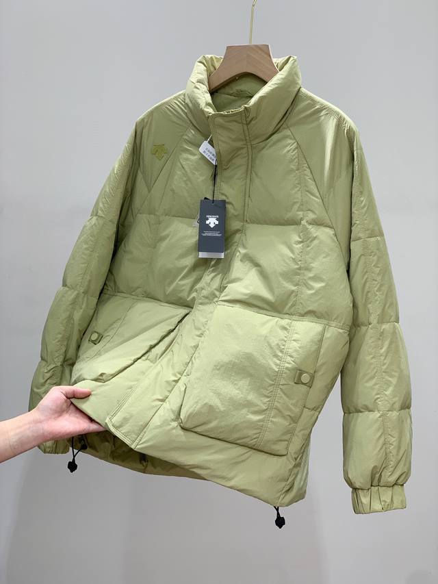 Descente 迪桑特冬季新品，高版本黑科技发热羽绒服，男女情侣款轻松驾驭！ 运动版型剪裁， 以城市户外通勒所需为一体的设计打造 以充分体现基本时尚的设计体现