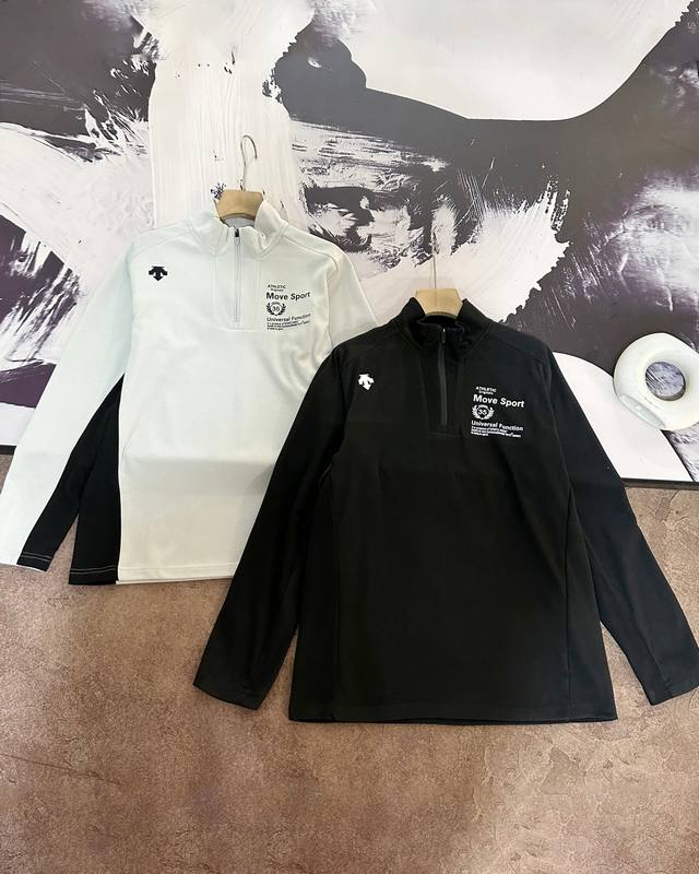 Descente 迪桑特24冬季新品 舒适保暖半拉链卫衣！！！ 右上方印有迪桑特标志，小小的标志低调而又有一番风味。左胸位置印有迪桑特特定款款印花，给单调的衣服