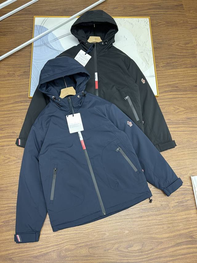 蒙口连帽羽绒服重磅羽绒服推荐moncler 蒙口2024炸裂两色连帽防风羽绒服外套冬日保暖神器，穿它温暖一整天 过冬必备 防风保暖，这件羽绒服太绝了暖和到我想哭