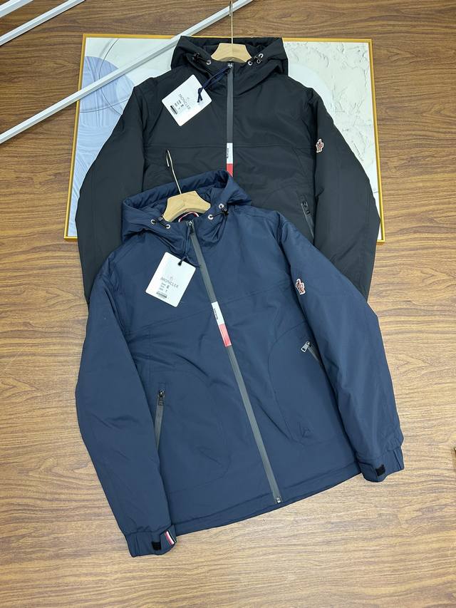 蒙口连帽羽绒服重磅羽绒服推荐moncler 蒙口2024炸裂两色连帽防风羽绒服外套冬日保暖神器，穿它温暖一整天 过冬必备 防风保暖，这件羽绒服太绝了暖和到我想哭