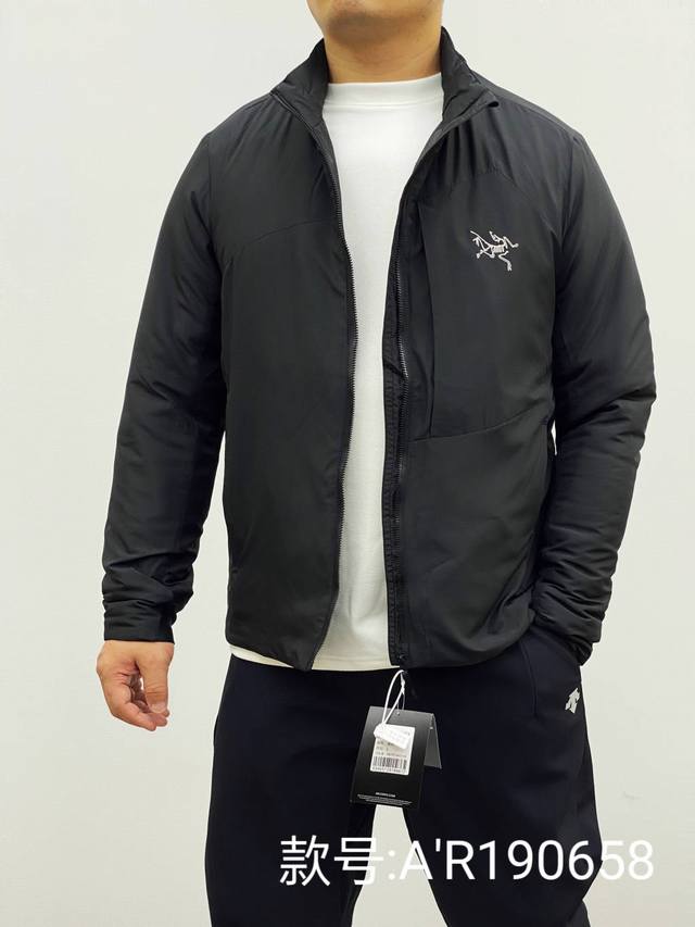 Arc'Teryx 始祖鸟经典阿童木立领户外加厚保暖夹克棉服！ 款号：A'R 658 鸟*磚柜敲火爆的轻薄棉服！ 极简的设计简约不简单 随性不过时！ 在版型和细