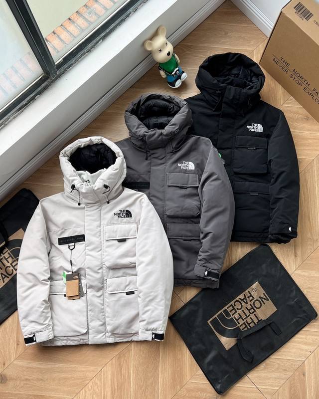 顶级版本 防尘袋赠送 礼盒包装一个15 The North Face Tnf 北面 多口袋工装连帽羽绒服 ！ 内填充：国标80白鹅绒 含绒量：80%白鸭绒+20