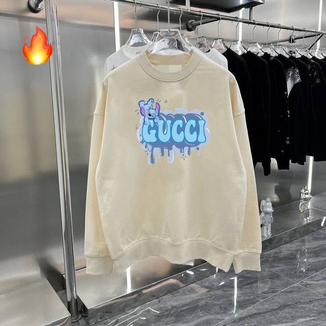 高品质gucci 经典印花款 加绒字母圆领卫衣 肩膀缝合处后领处都采用双缝走线经久耐穿，后领口处采用纯棉拉条提升了后颈接触的舒适度，袖口下摆跟衣服同缸染色没有色