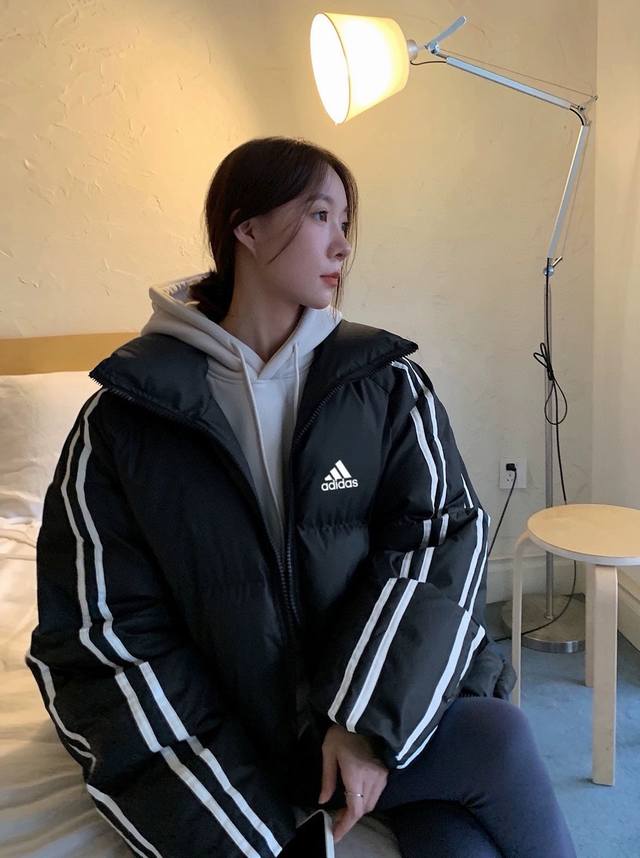 进口优质90绒阿迪达斯adidas侧边织带冬季美式潮流抗寒90白鸭绒羽绒服男女情侣款 面料采用磨砂手感面料 摸起来很舒服 6级防水 总之一个字非常非常细腻 面料