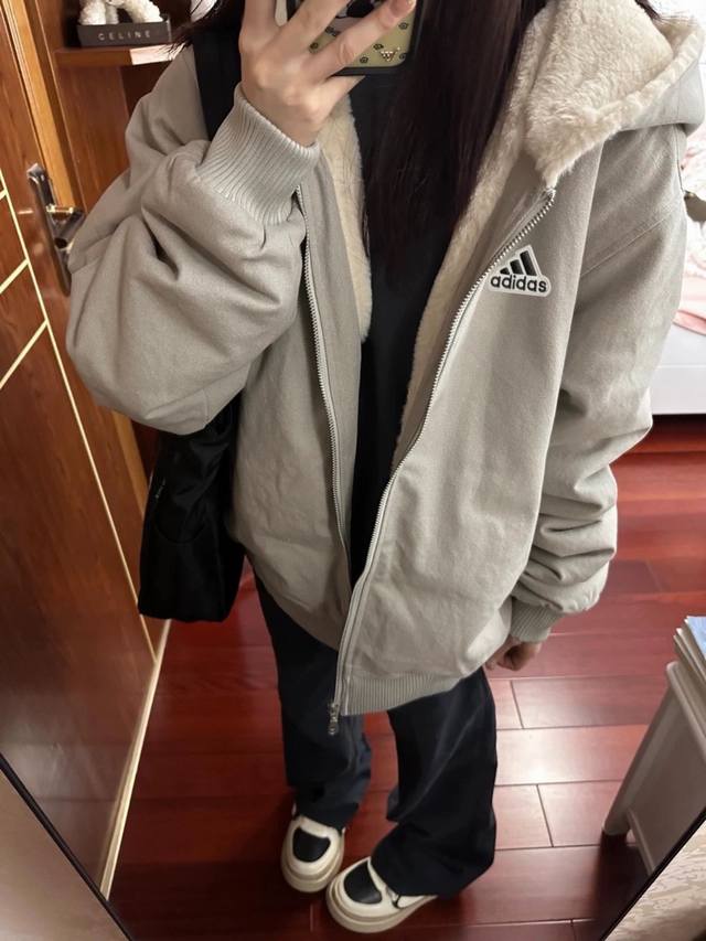 阿迪达斯adidas座山雕加绒加厚外套重磅帆布水洗棉服夹克情侣款 在冬天想要造型与保暖性少不了这件貂毛大衣 采用450克重磅帆布面料经过成衣水洗防风保暖性更强！