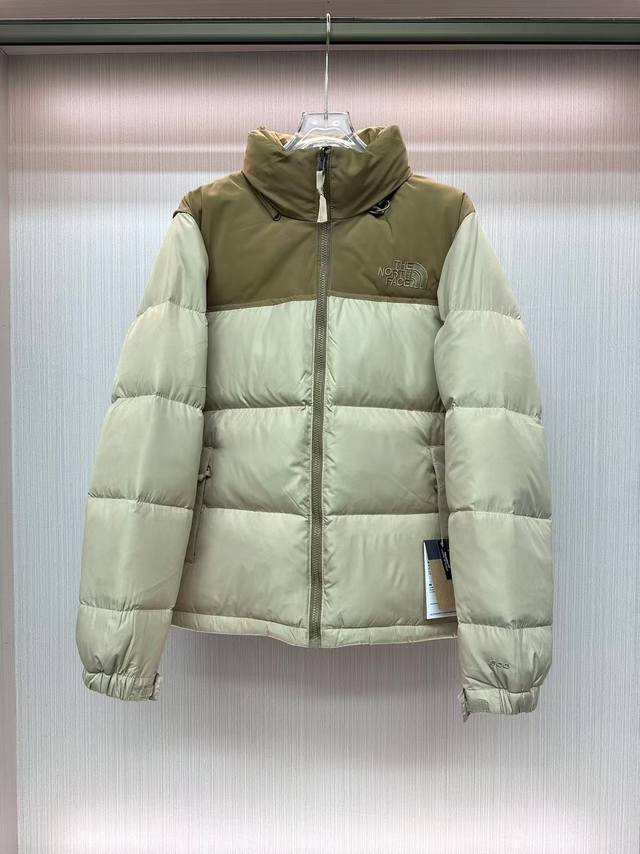 北面1996 Nuptse 经典款 北面羽绒服 产品配色：小麦色 酒红色 经典黑 橄榄绿 码数：S Xxl 的字面含义为山的最寒冷、最艰难一面。它也是 的产品能