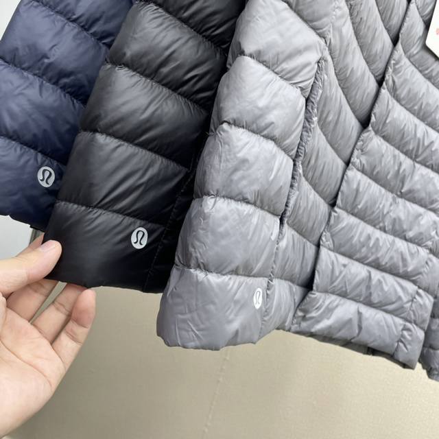 Lululemon 露露24秋冬新款！90白鸭绒男女圆领纽扣可收纳轻量羽绒服外套！观网门店同步！掌柜力荐！时尚百搭圆领设计！男女都能穿！两侧斜插口袋！内里填充白