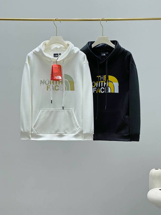 品牌：北面 The North Face 尺码：M-L-Xl-Xxl 颜色：黑色-白色 领型：连帽 款式：套头 厚度：加绒 版型：微宽松 Logo工艺: 特种印