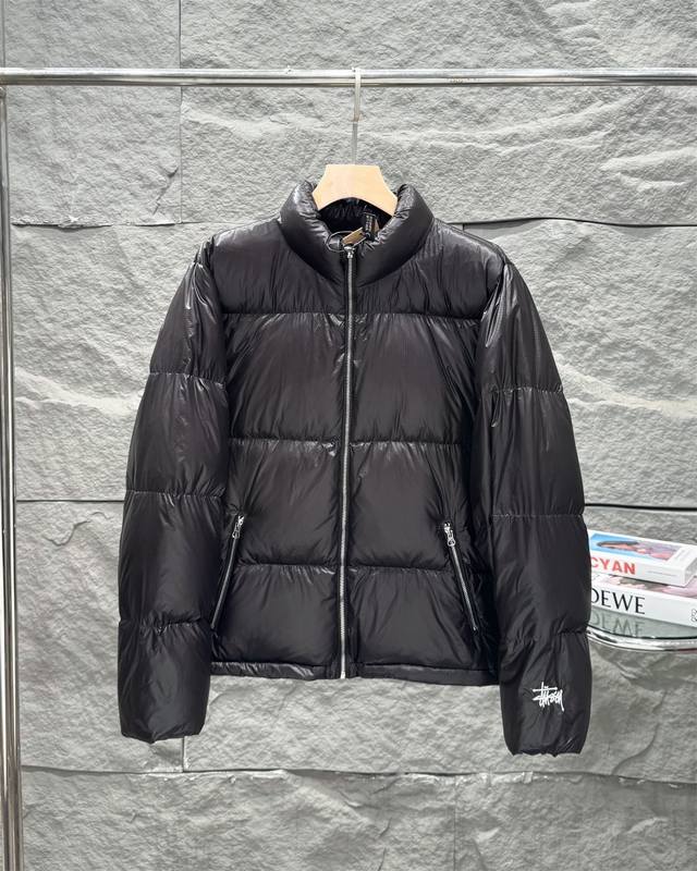 Stussy Fw23 Down Puffer Parachute Ripstop 降落伞防撕裂立领羽绒服 阔版面包服 男女同款 品牌介绍：Stussy 斯图西