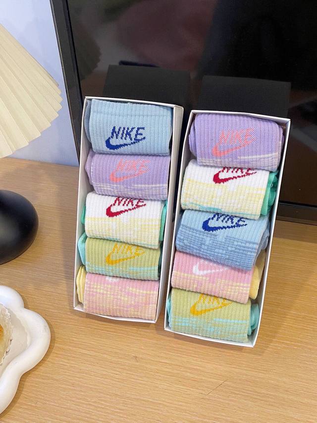 Nike耐克 多巴胺礼盒长筒袜 规格：一盒五双 直筒袜n种穿搭一定要get起来！！ 无论是宅家出门运动逛街 各种搭配都可以搞定！ 这款袜子一看就很好穿 穿运动鞋