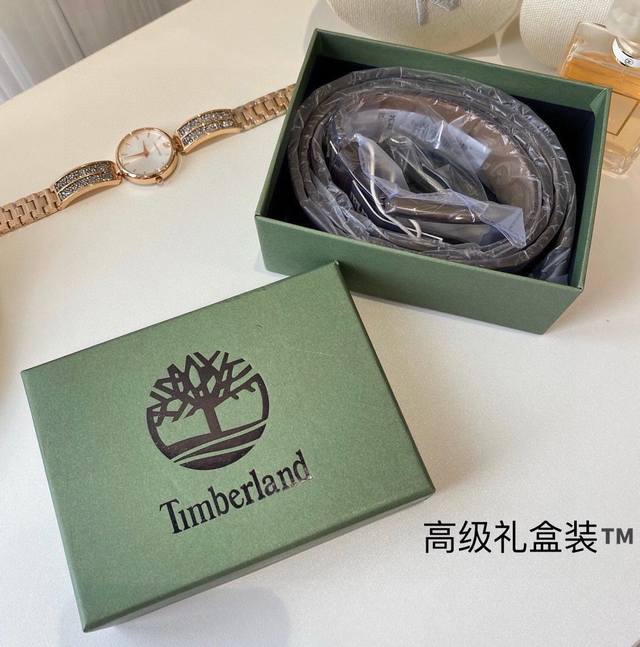 Timberland添柏岚 复古男士皮带 配全套包装 规格：扣头4Cm 皮带总长125Cm 配打孔器 注重细节，采用头层牛皮，细节字母钢印压纹，区别市面上低端仿