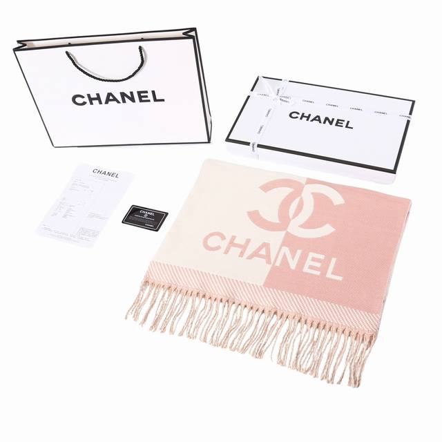 Chanel经典粉白双面拼色提花围巾 Chanel新双面拼色提花 经典仙女粉 面料巨流弊。 % 美丽奴初剪羊毛，作为羊毛界的天花板，半点不扎，温柔有质感，百搭不